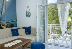 By the Sea ~ One-Bedroom Flat with Cozy Balcony